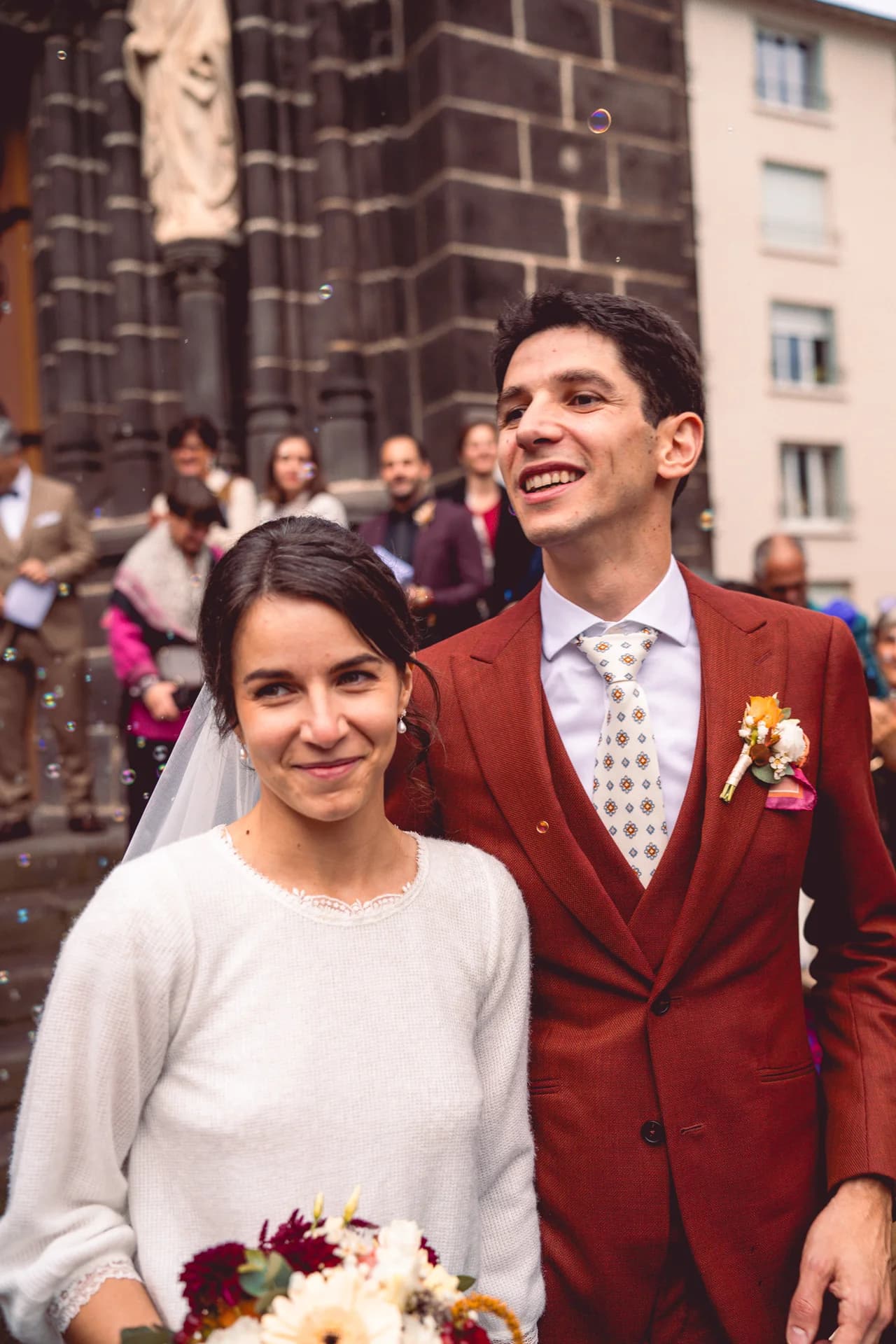 Christelle et Guilhem sortent heureux de l'église après la cérémonie