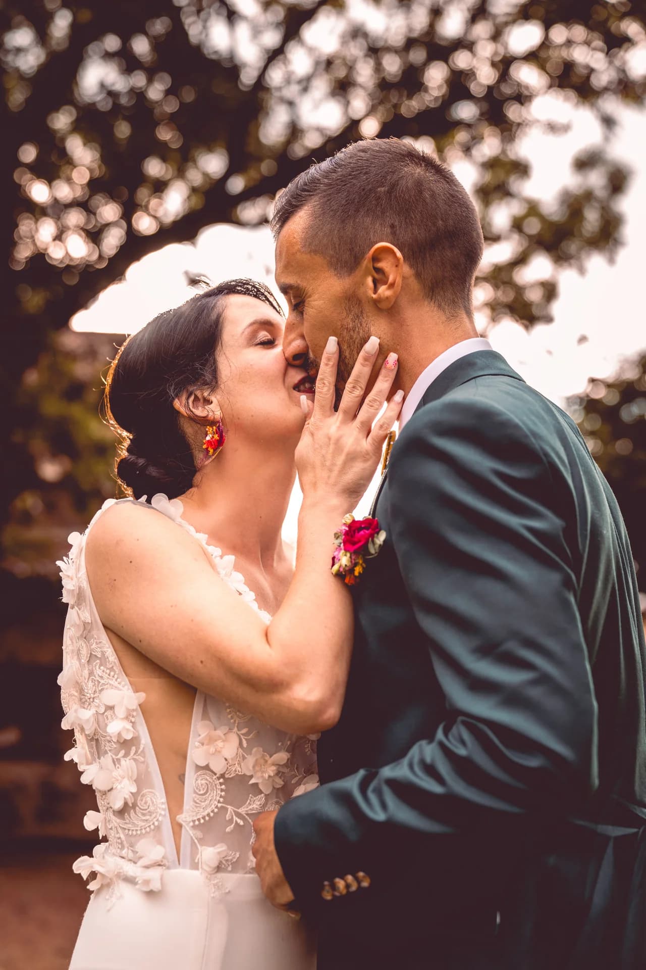 Justine et Cedric s'embrassent avec passion au domaine de Gondole