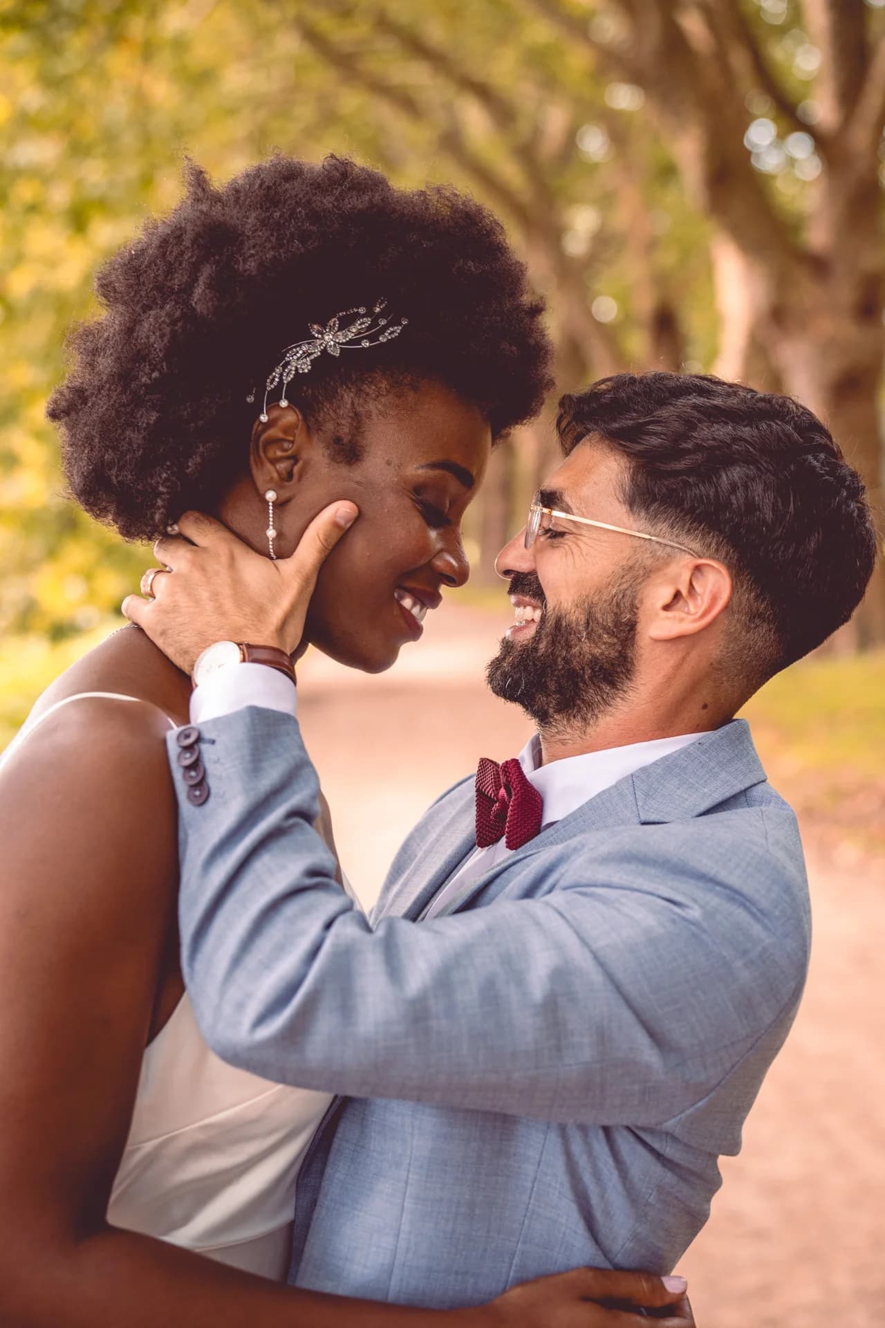 Leila et Aymeric se regardent avec amour