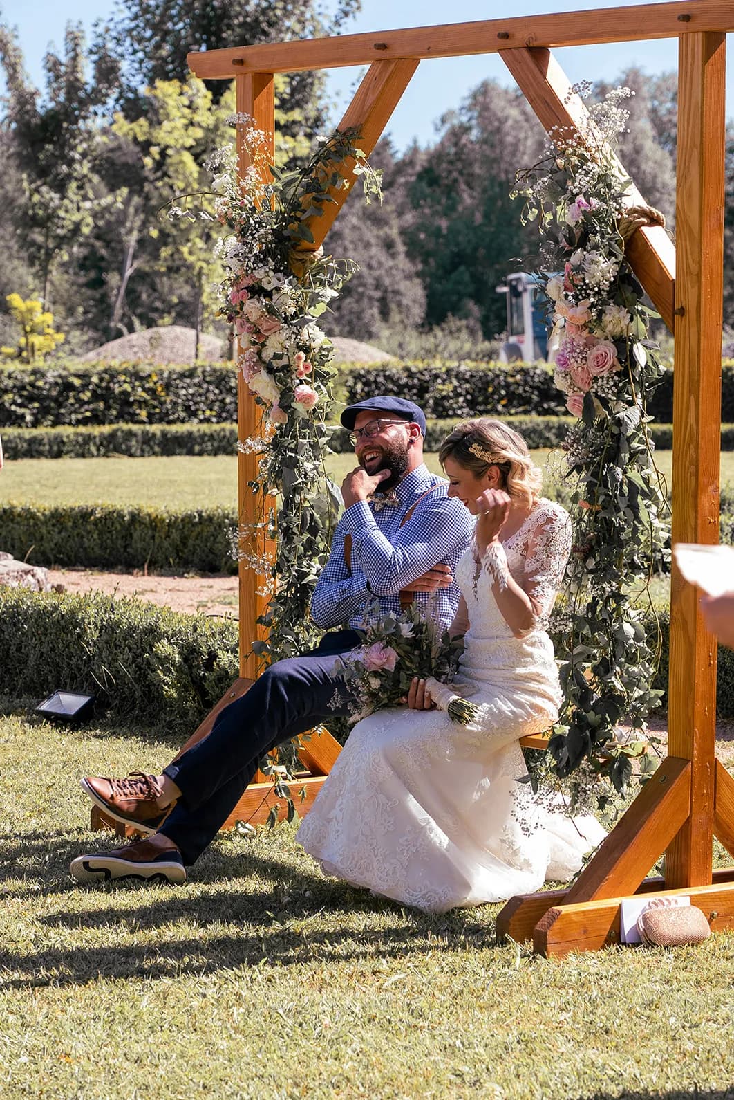 Anais et Lucas sur une balançoire