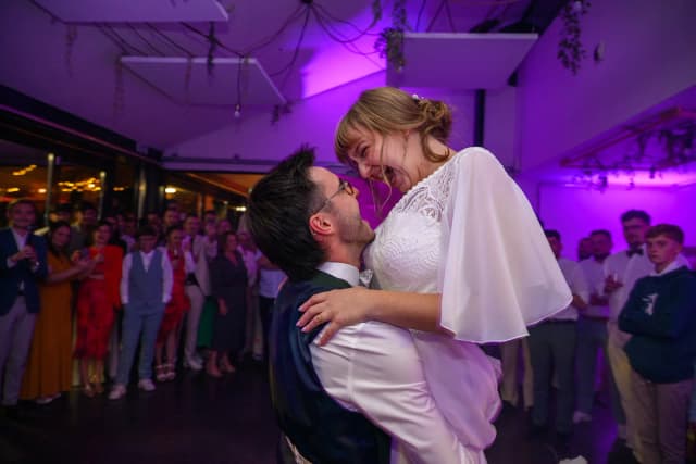 Sophie et Gabriel portés sur le dancefloor lors de leur première danse