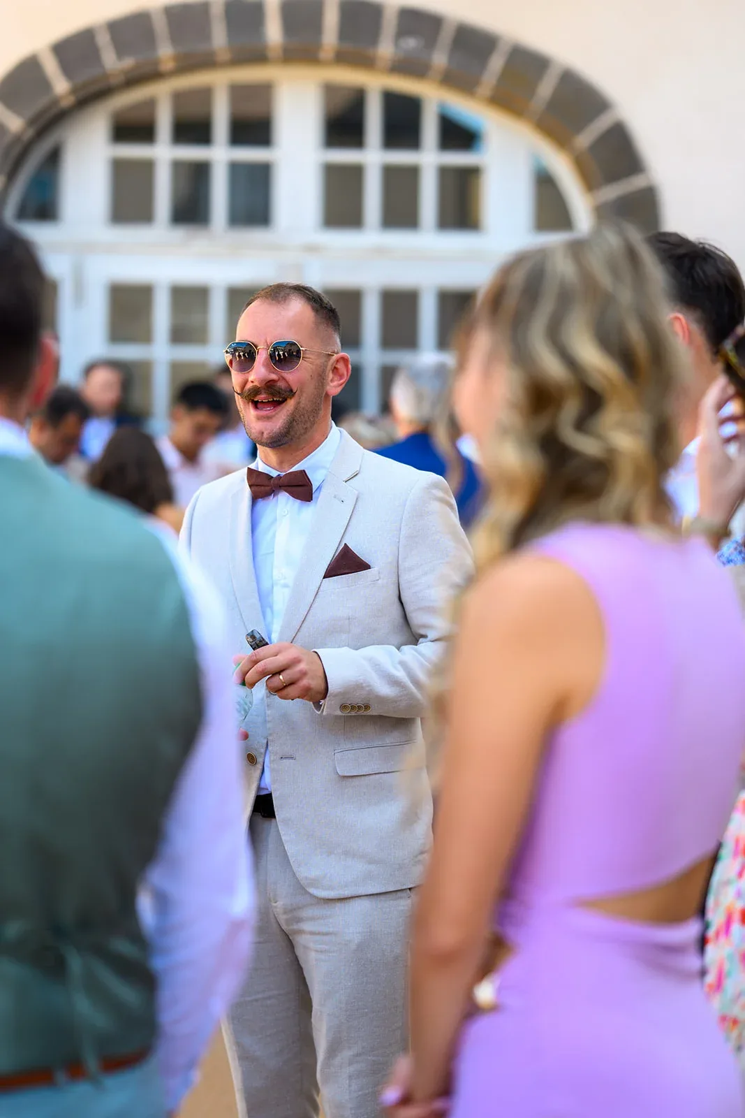 Un invité stylé avec lunettes de soleil lors du cocktail de Sophie et Gabriel