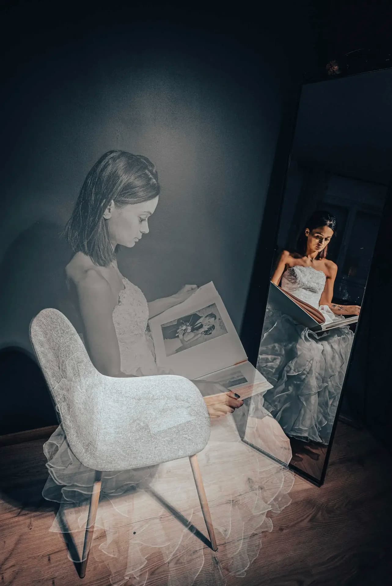 Virginie en robe de mariée apparait tel un fantôme devant son mirroir