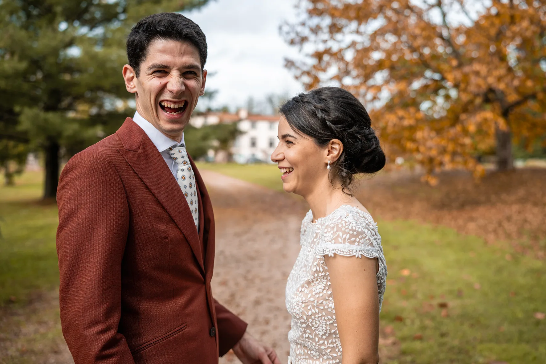 Les mariés se découvrent dans l'allée de Féligonde